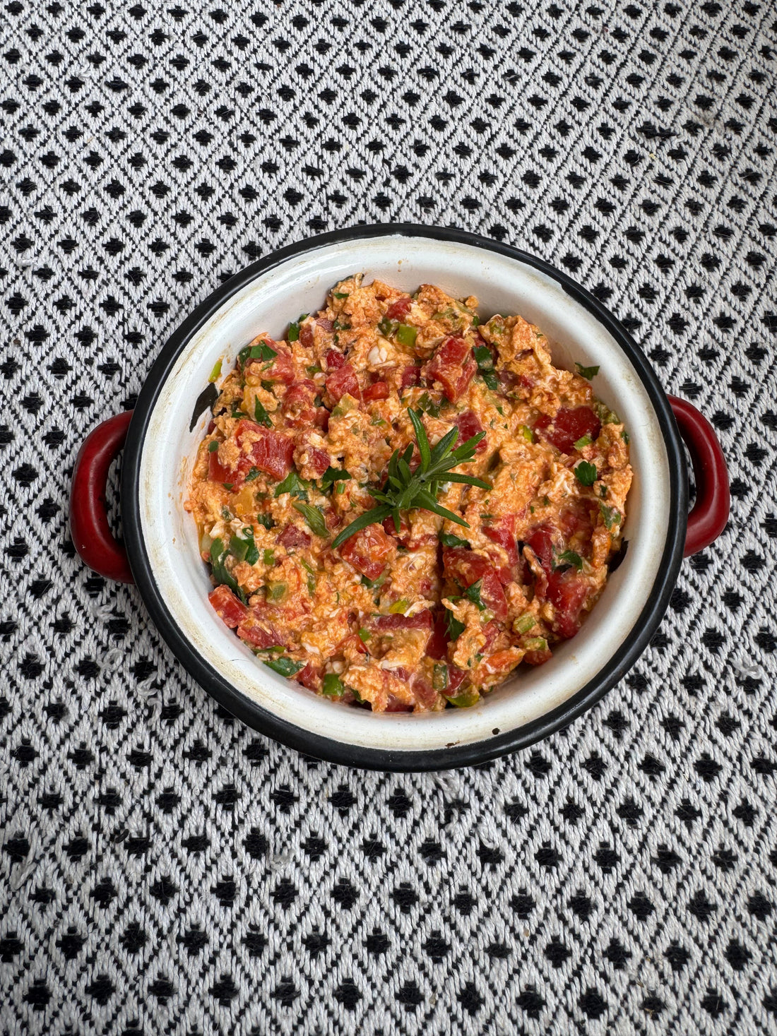 Шакшука високопротеинова – близкоизточен вкус със здравословен привкус